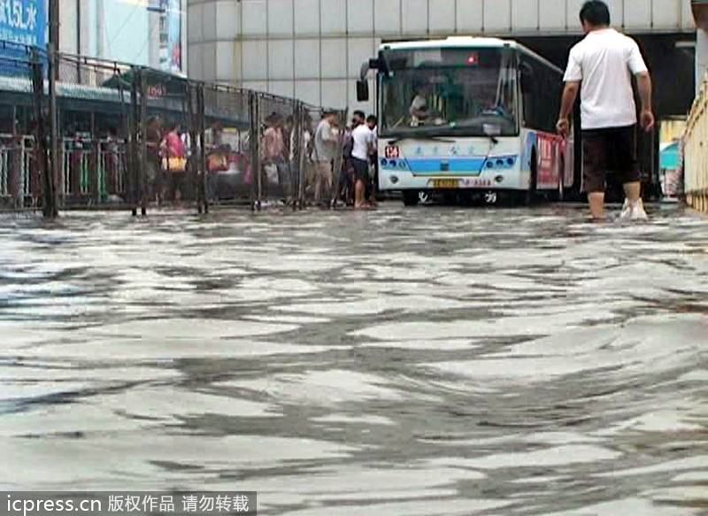 大雨袭城 南京桥北客运站前一片汪洋