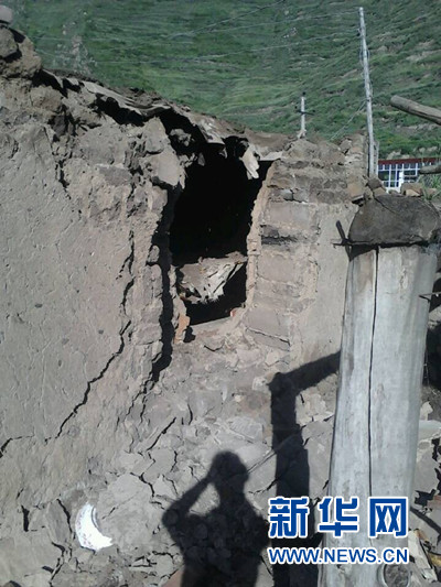 记者进入甘肃地震重灾区 小镇死伤严重房裂墙塌