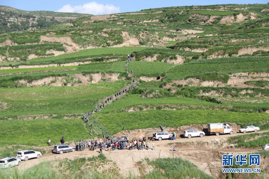 直击岷县地震震中千人“挖山”大搜救