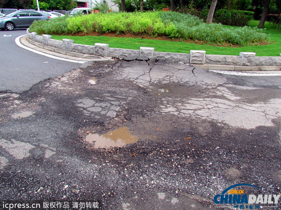 南京连日高温 市内道路被晒成“波浪路”
