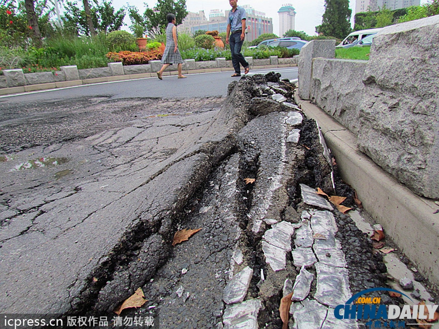 南京连日高温 市内道路被晒成“波浪路”