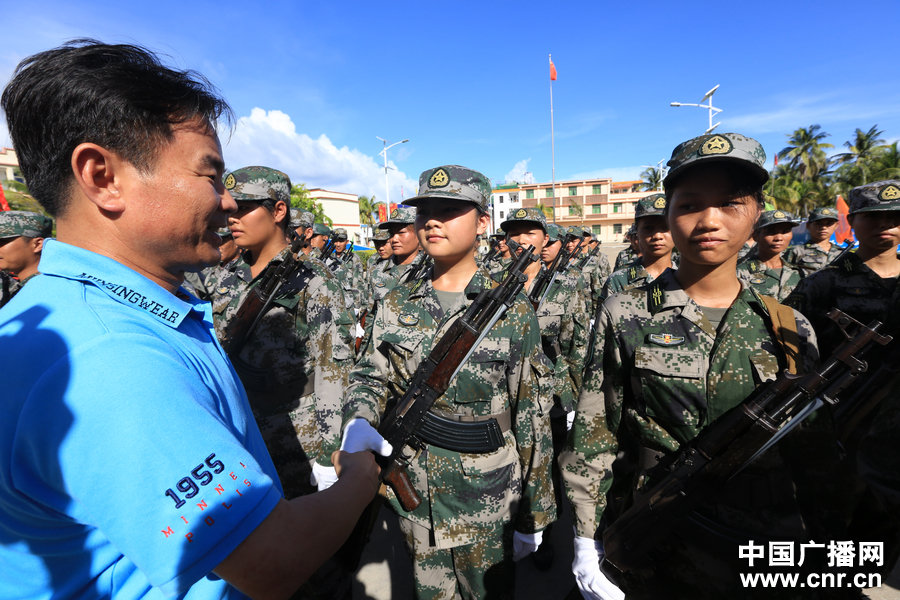 组图:三沙市组建海上民兵连 女兵挎56步枪宣誓