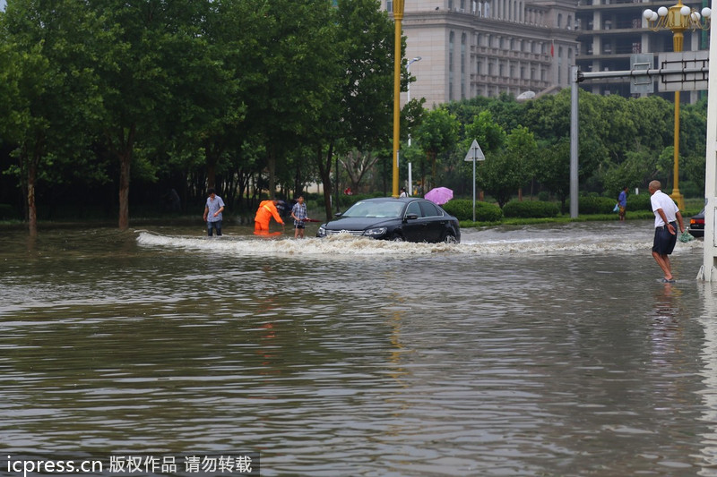 河南许昌：天降暴雨 全城被淹