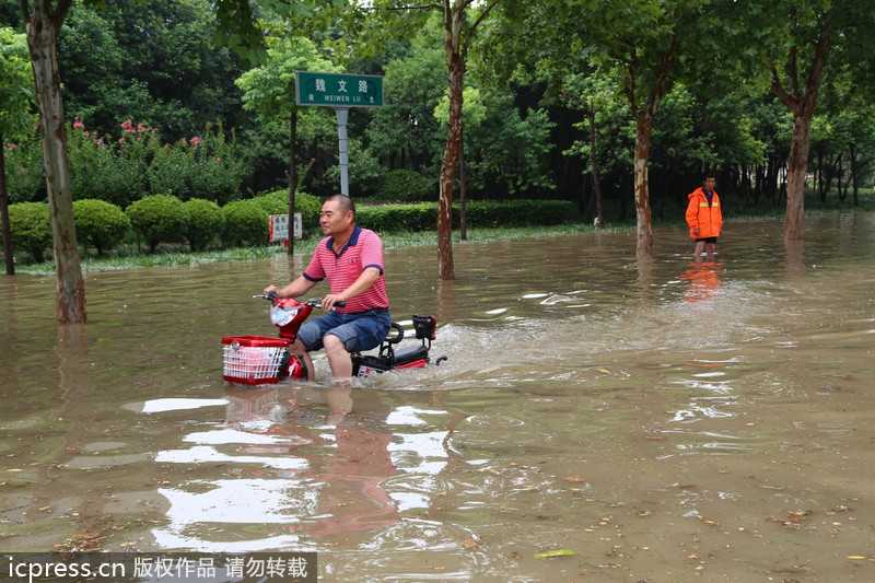 河南许昌：天降暴雨 全城被淹