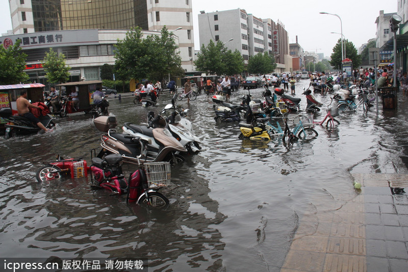 河南许昌：天降暴雨 全城被淹