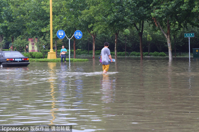 河南许昌：天降暴雨 全城被淹