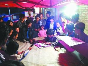 甘肃岷县震后降大雨灾区断路 灾民需要更多帐篷