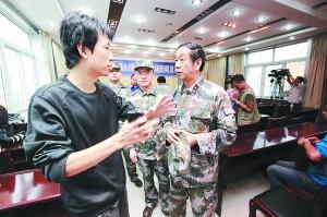 甘肃岷县震后降大雨灾区断路 灾民需要更多帐篷
