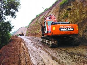 甘肃岷县震后降大雨灾区断路 灾民需要更多帐篷