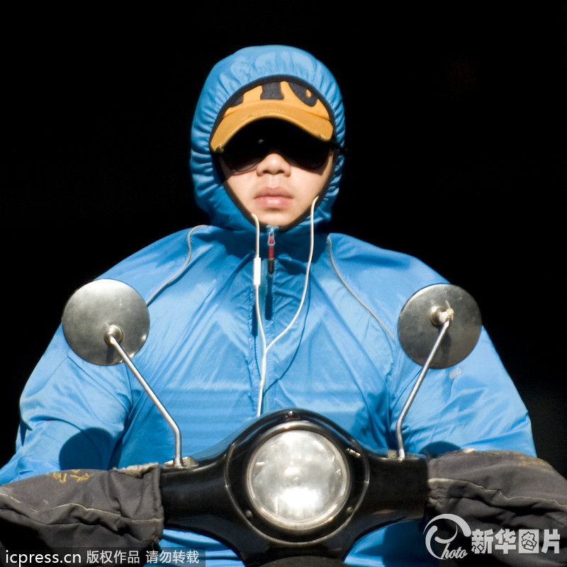 40.4℃高温破纪录 杭州市民全副武装众生相