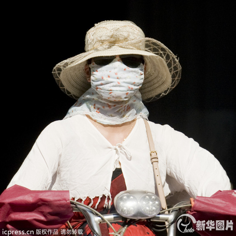 40.4℃高温破纪录 杭州市民全副武装众生相