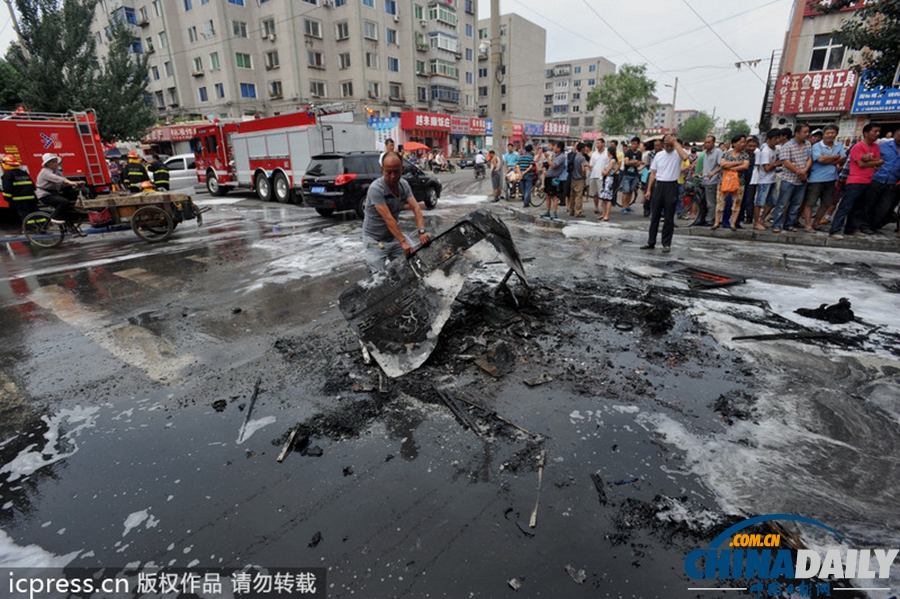 沈阳240路公交车发生自燃 路人纷纷协助灭火