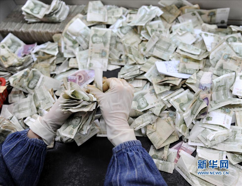 探访郑州公交点钞流水线：数钱数到手抽筋