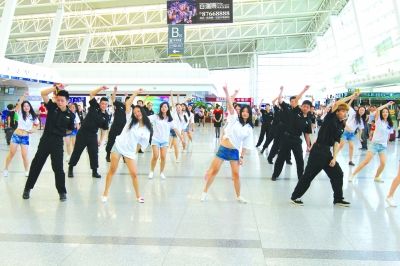 武汉天河机场航站楼上演快闪舞蹈