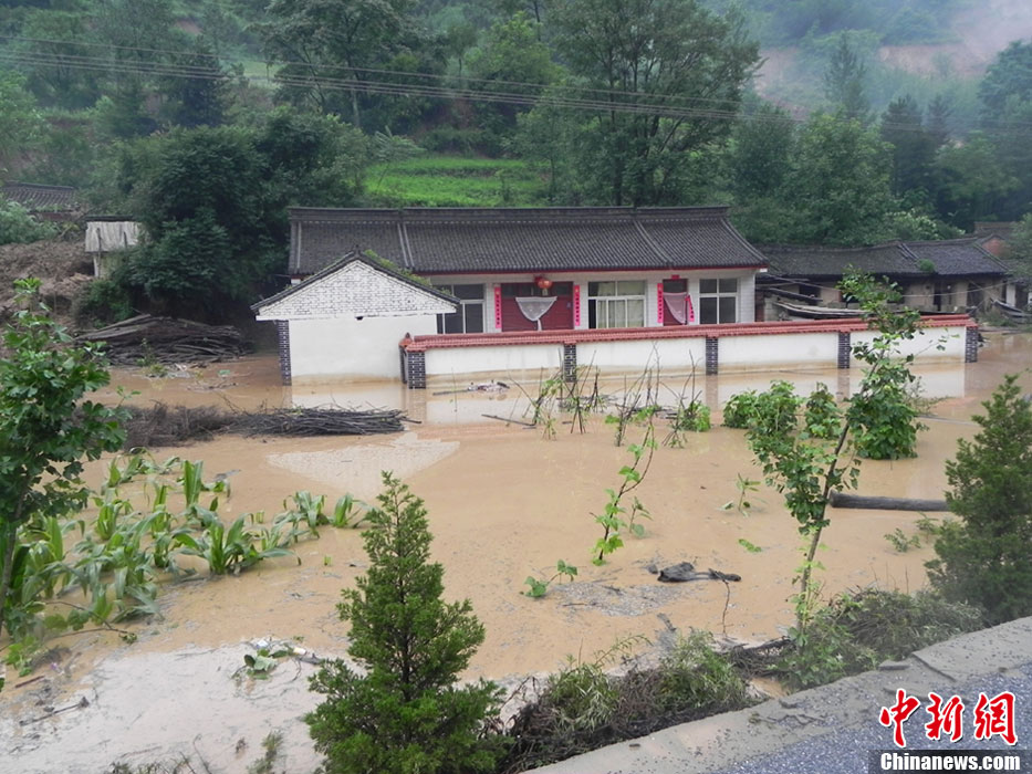 甘肃徽县遭遇强降雨袭击发生洪灾 国道被冲毁