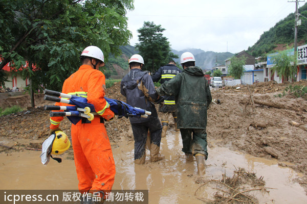 暴雨袭击甘肃天水引发泥石流 多处民房被毁数人被埋