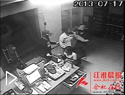 夜遇持械抢劫 “淡定姐”轻松嗑瓜子掏出财物给劫匪(图)