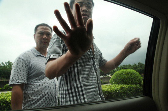 女记者遭未受培训保安围堵 车被踢出多处凹陷(图)