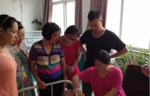 80后小伙当职业催乳 女子被催乳时表情夸张(组图)