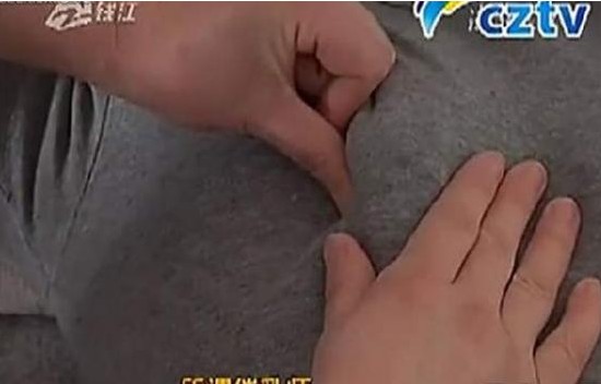 80后小伙当职业催乳 女子被催乳时表情夸张(组图)