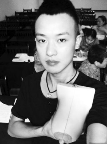 80后小伙当职业催乳 女子被催乳时表情夸张(组图)