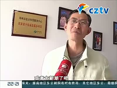 80后小伙当职业催乳 女子被催乳时表情夸张(组图)