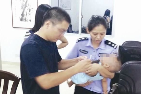 孩子妈妈去点菜 爱慕她的男性友人竟偷了她小孩