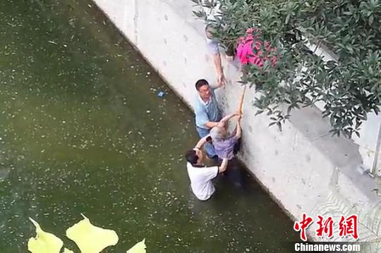 贵阳上演救人接力赛 老人坠入水中多人奋力营救