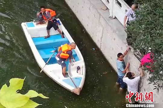 贵阳上演救人接力赛 老人坠入水中多人奋力营救
