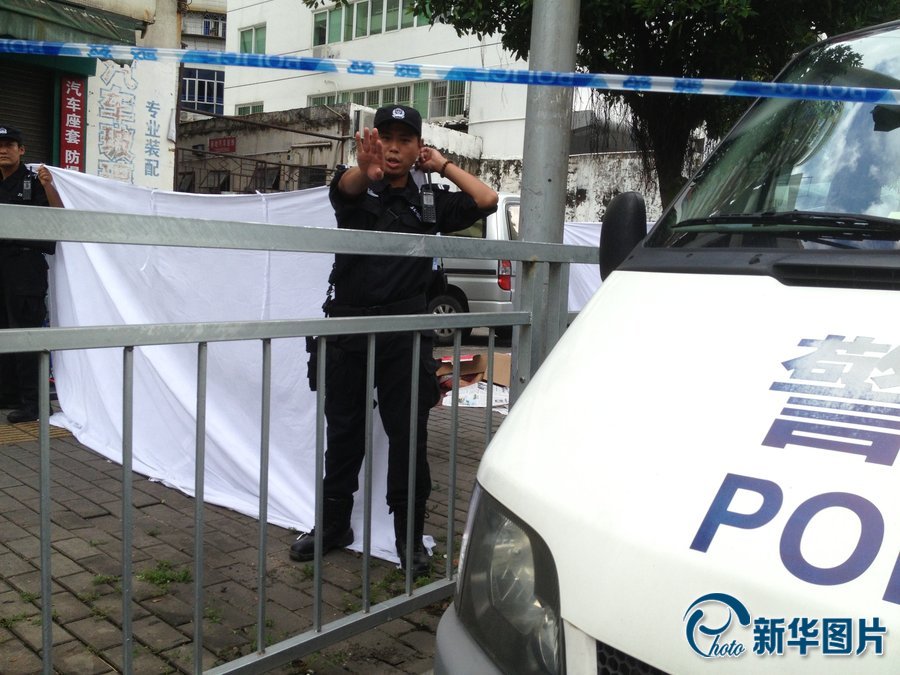深圳一男子当街挥刀砍人 致6无辜路人死伤