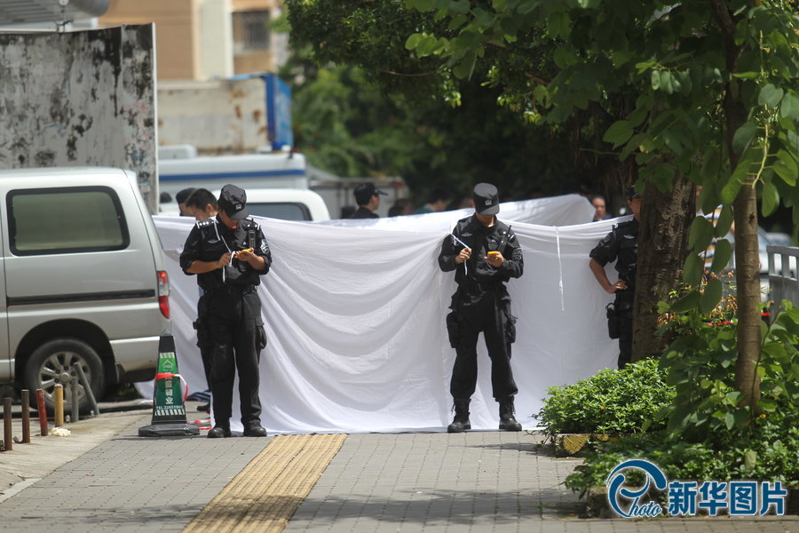 深圳一男子当街挥刀砍人 致6无辜路人死伤