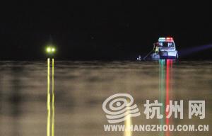 杭州西湖三潭印月其中一石塔被游船撞到水里(图)