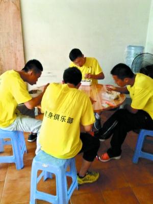 佛山一健身俱乐部员工拉不够客 需去闹市“裸奔”