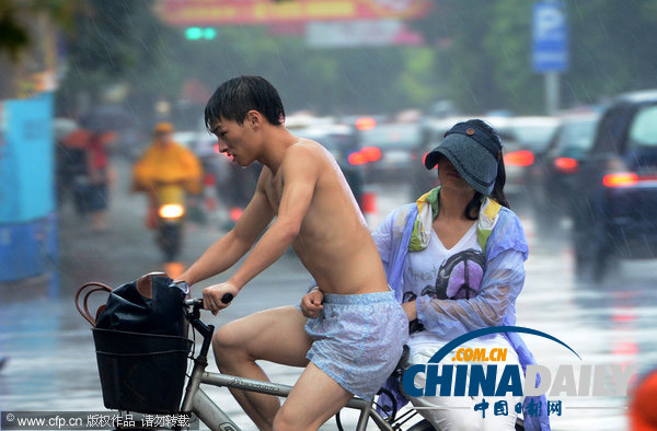 南京：3枚增雨火箭弹打下一场及时雨 全城瞬间“清凉”