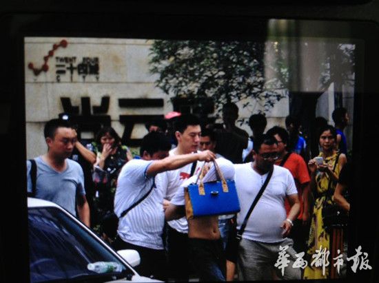 成都华润24城疑发生枪击事件 枪战已致一人死亡（组图）