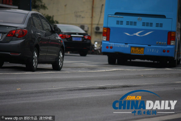 江苏无锡：持续高温令多条马路成“波浪路”