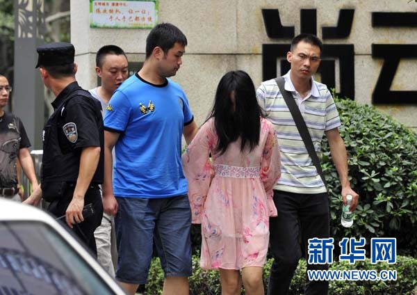 成都居民讲述警匪枪战：出电梯门被警察用枪指 吓蒙了