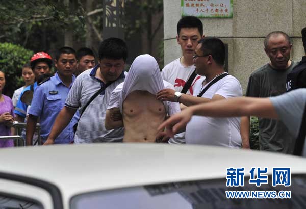 成都居民讲述警匪枪战：出电梯门被警察用枪指 吓蒙了