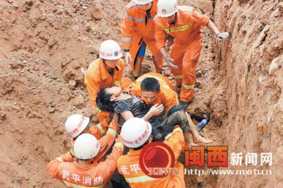 武平一工地塌陷夫妻俩被埋　丈夫以身相护救妻子一命