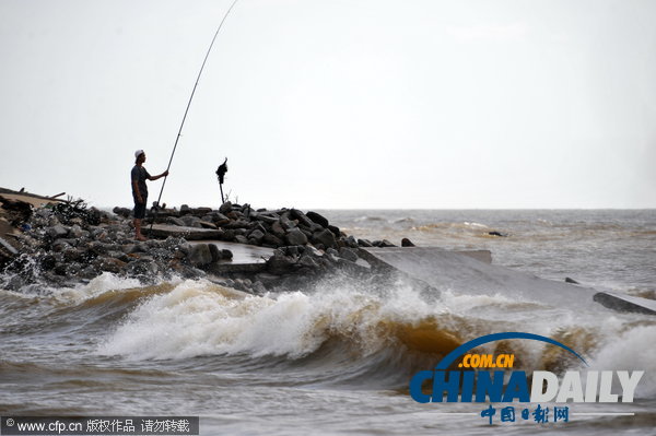 海南博鳌湾海堤坍塌 游人冒险垂钓