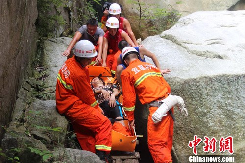 老年驴友摔伤被困山崖 三峡消防紧急救援