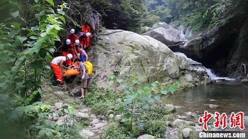 老年驴友摔伤被困山崖 三峡消防紧急救援