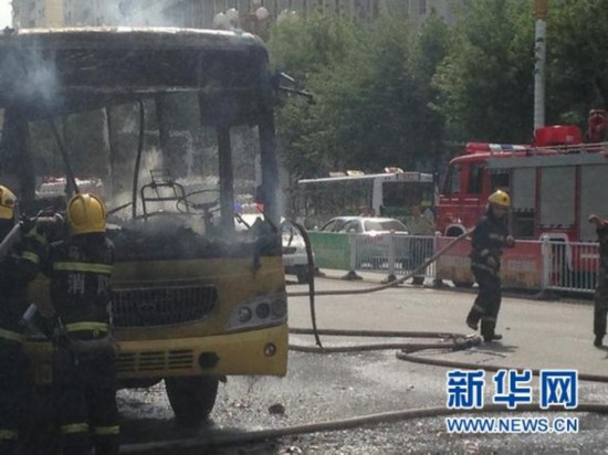 乘客称乌鲁木齐公交车突然起火 没有听到爆炸声