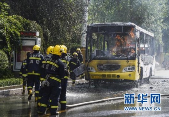 乘客称乌鲁木齐公交车突然起火 没有听到爆炸声