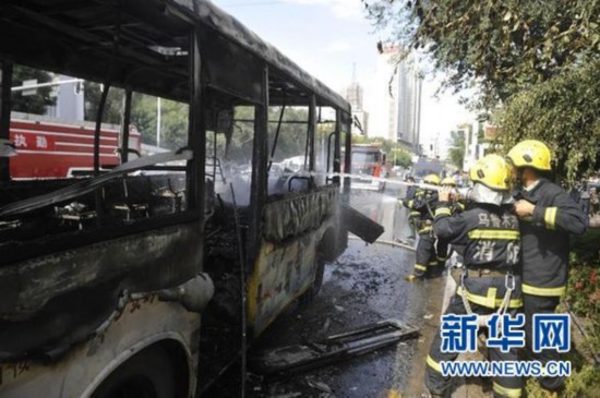 乘客称乌鲁木齐公交车突然起火 没有听到爆炸声