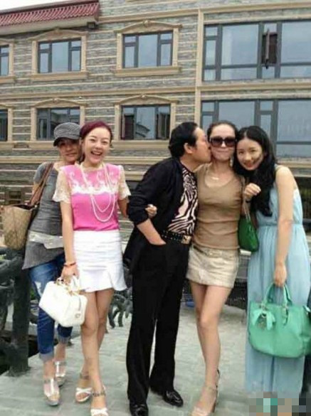 “气功大师”王林当众与干女儿调情 令人作呕