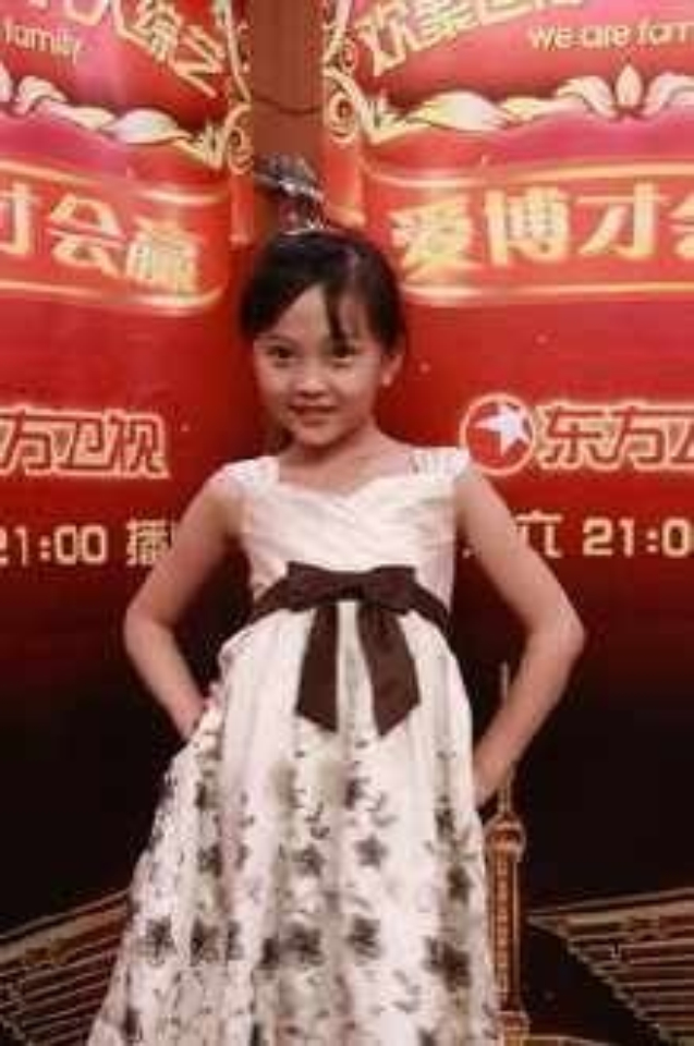 林妙可沙滩照遭围观 上围激凸似长大成女(组图)