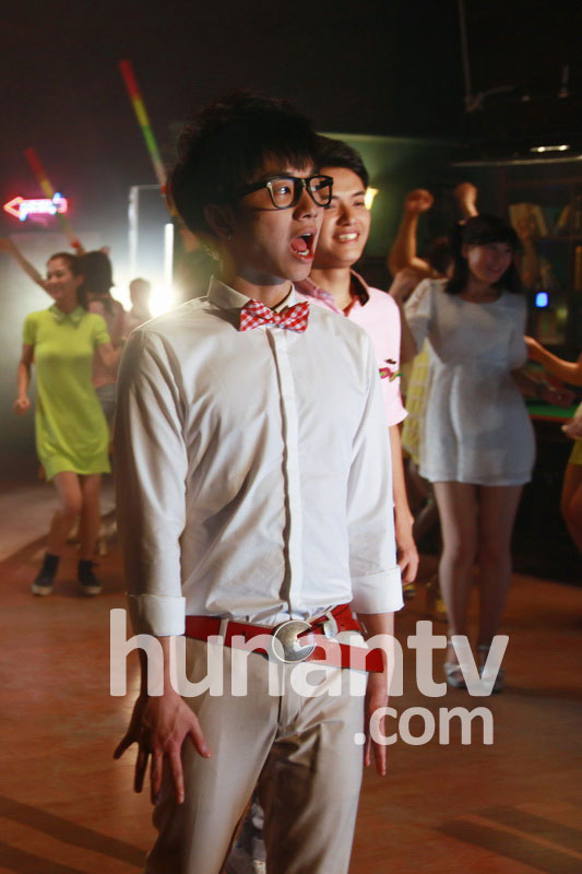 2013快男十强拍摄MV 贾盛强华晨宇装惊讶卖萌