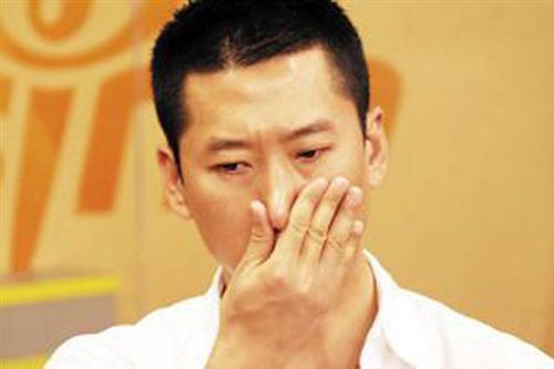 韩红连续3次违反交规引围观 揭违法明星