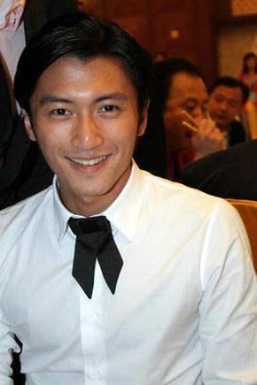 韩红连续3次违反交规引围观 揭违法明星